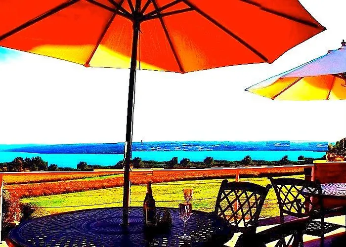 A Cayuga Lakefront Inn - Hotel Alt, Ithaca New York