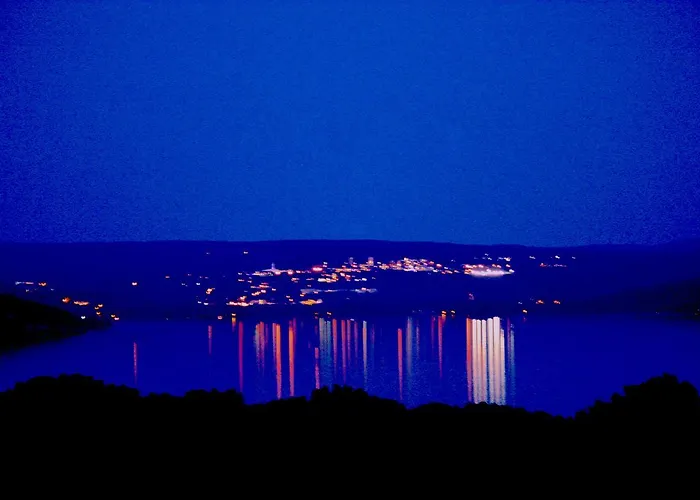 A Cayuga Lakefront Inn - Hotel Alt, Ithaca New York